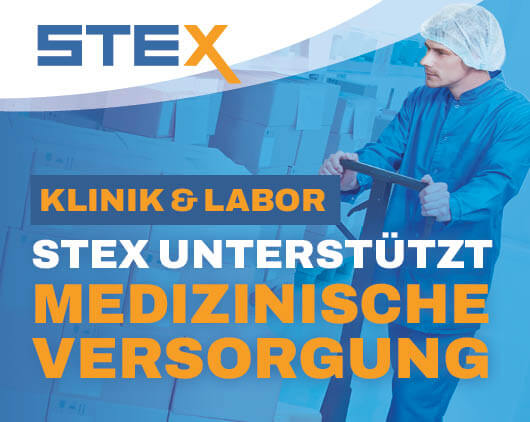 Mitarbeiter in Schutzkleidung bewegt medizinische Transportware mit einem Hubwagen in einem Lager. Text auf dem Bild: „Klinik & Labor – STEX unterstützt medizinische Versorgung“.