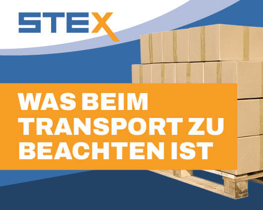 Gestapelte Versandkartons auf Palette vor blauem Hintergrund mit STEX-Logo und Hinweistext „Was beim Transport zu beachten ist“ in weißer Schrift auf orangefarbenem Feld.