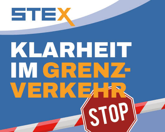 **ALT-Text:** Grafik mit dem STEX-Logo und dem Schriftzug „Klarheit im Grenzverkehr“. Im Vordergrund ein Stoppschild und eine rot-weiße Absperrung, die auf Zollkontrollen hinweist.