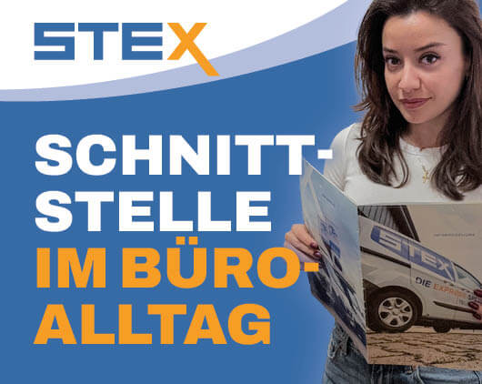 Mitarbeiterin von STEX hält eine Imagebroschüre in der Hand und steht vor einem Hintergrund mit der Aufschrift „Schnittstelle im Büroalltag“. Links oben ist das STEX-Logo zu sehen.