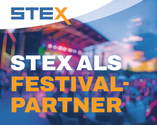 Abbildung einer Festivalbühne im Hintergrund mit sichtbaren Aufbauten, sinnbildlich für den Einsatz von STEX bei zeitkritischen Transporten für Live-Events.