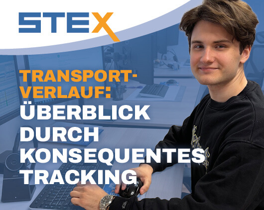 STEX Mitarbeiter im Büro überwacht Transportabläufe am Computer, Visualisierung des Transport-Trackings im Hintergrund mit dem Titel „Transportverlauf: Überblick durch konsequentes Tracking“
