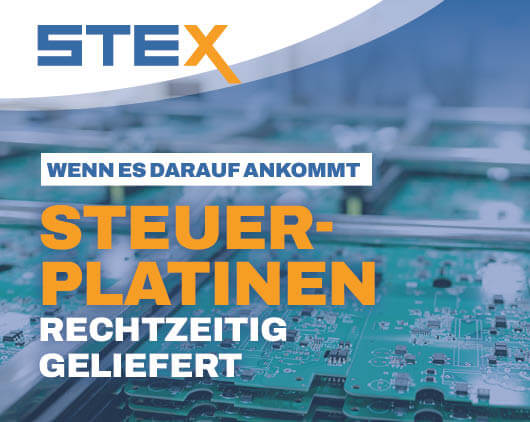 Leiterplatten im Hintergrund mit Schriftzug Steuerplatinen rechtzeitig geliefert und STEX Logo