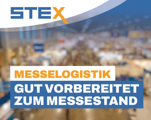 **ALT-Text:** Unscharfer Blick über eine Messehalle mit zahlreichen Messeständen. Im Vordergrund der Schriftzug „Messelogistik – Gut vorbereitet zum Messestand“ im STEX-Design.