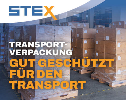 Paletten mit verpackten Kartons und Waren in einer Lagerhalle, Grafik zum STEX-Blogartikel „Transportverpackung: Gut geschützt für den Transport“.